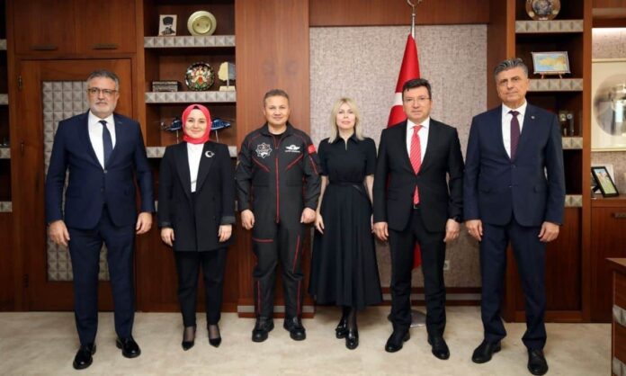 Uluslararası Uzay Kongresi 2026 kapsamında düzenlenen kampüs buluşmaları etkinliğinde katılımcılar b.