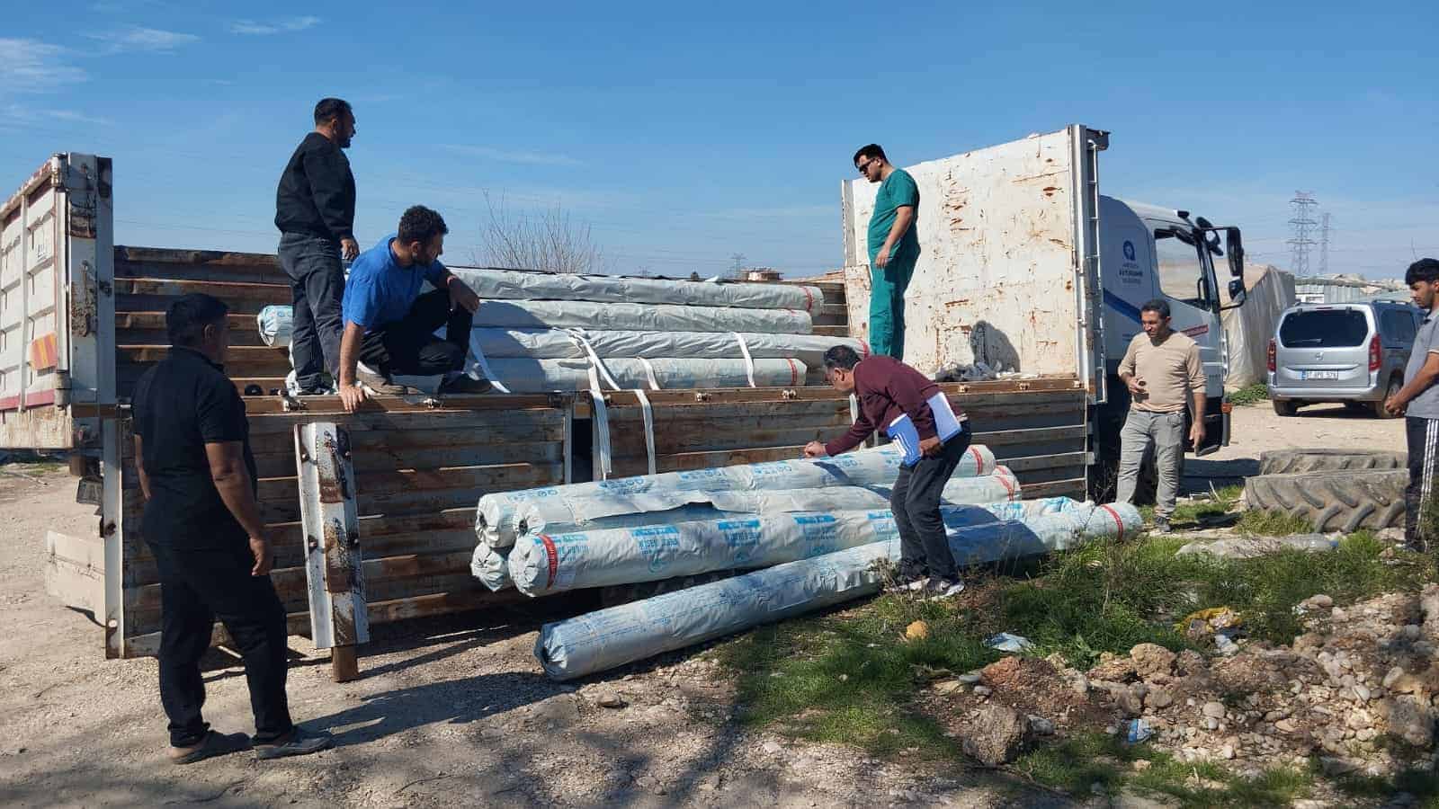 Antalya Büyükşehir Belediyesi, Hortumdan Zarar Gören Üreticilere Sera Naylonu Dağıttı