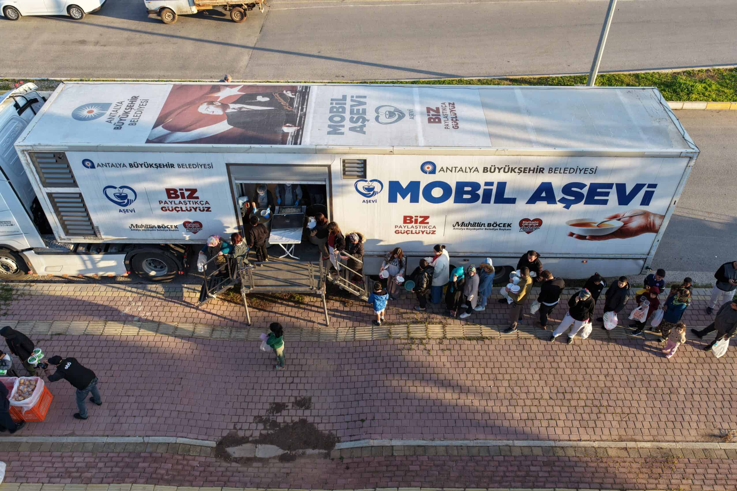 Büyükşehir Mobil Aşevi Ramazan Ayında Mahallelerde İftar Yemeği Dağıtıyor