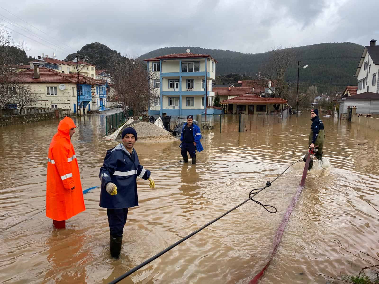 Antalya Büyükşehir Belediyesi, Alanya ve Akseki’de yağış sonrası yolları ve altyapıyı onarıyor