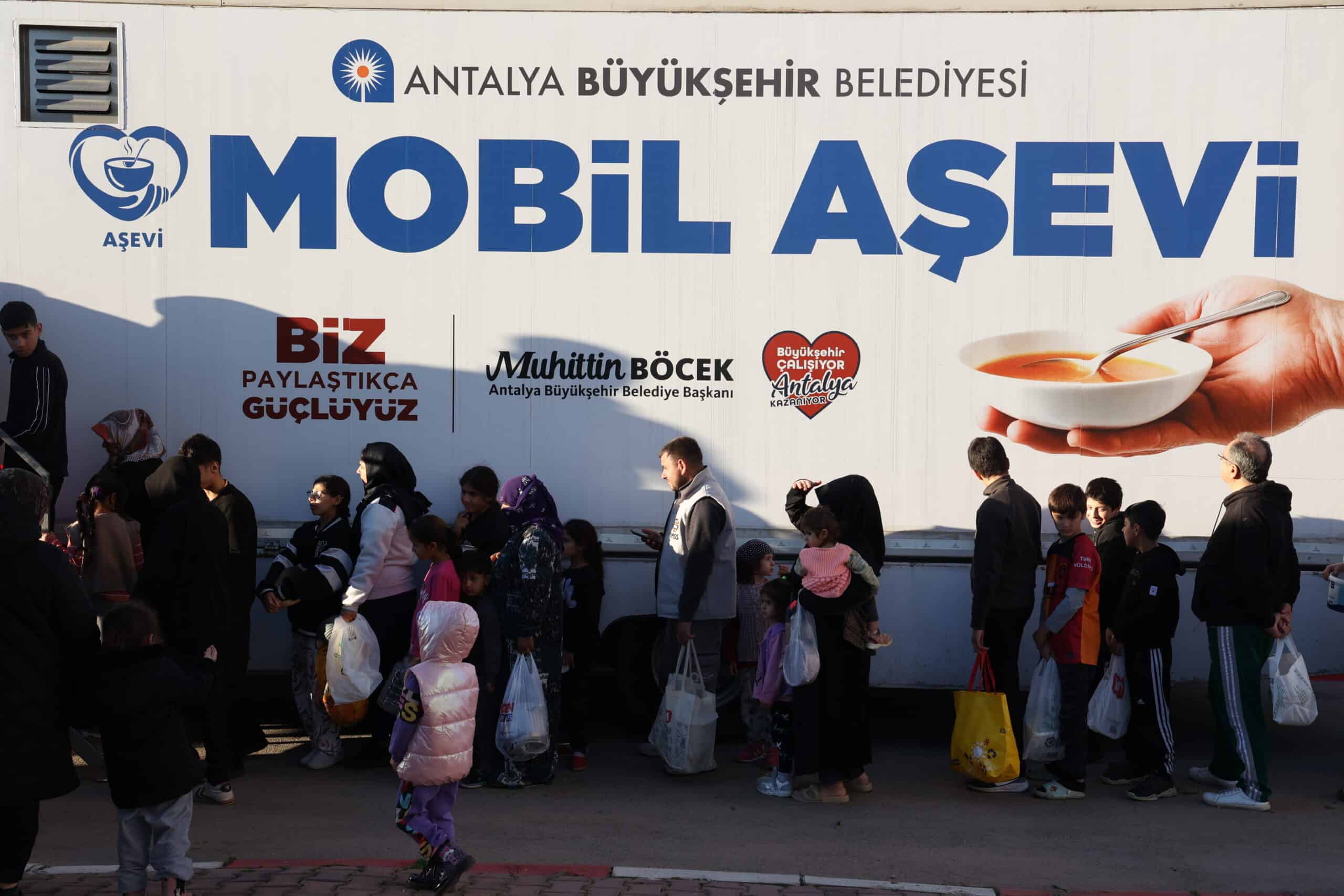 Antalya Büyükşehir Mobil Aşevi, Ramazan Ayı Boyunca Mahallelere Sıcak Yemek Dağıtıyor
