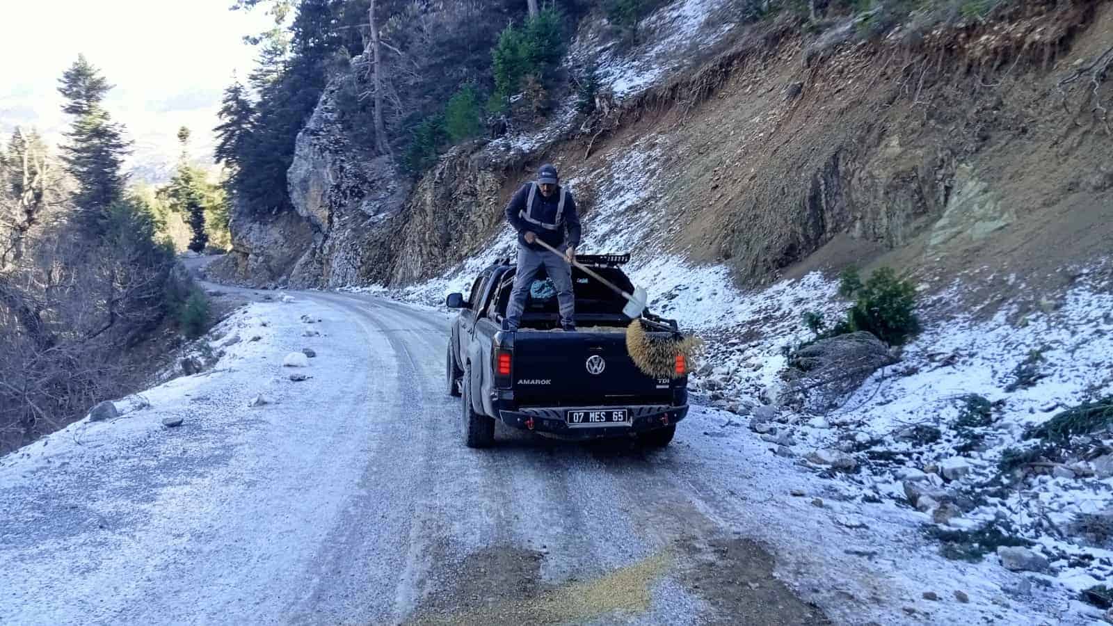 Alanya Kırsalında Yol Onarım ve Tuzlama Çalışmaları Aralıksız Sürüyor