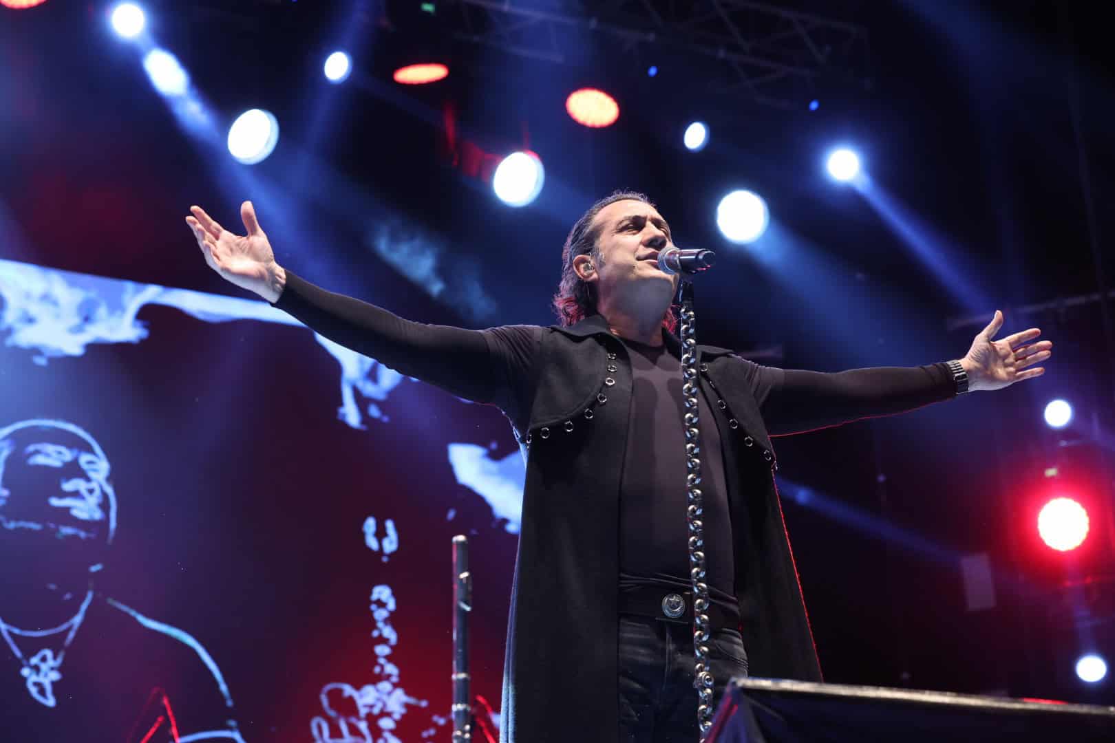 Antalya’da Atatürk’ün 96’ncı Yıl Anısına Düzenlenen Kıraç Konseriyle Unutulmaz Gece