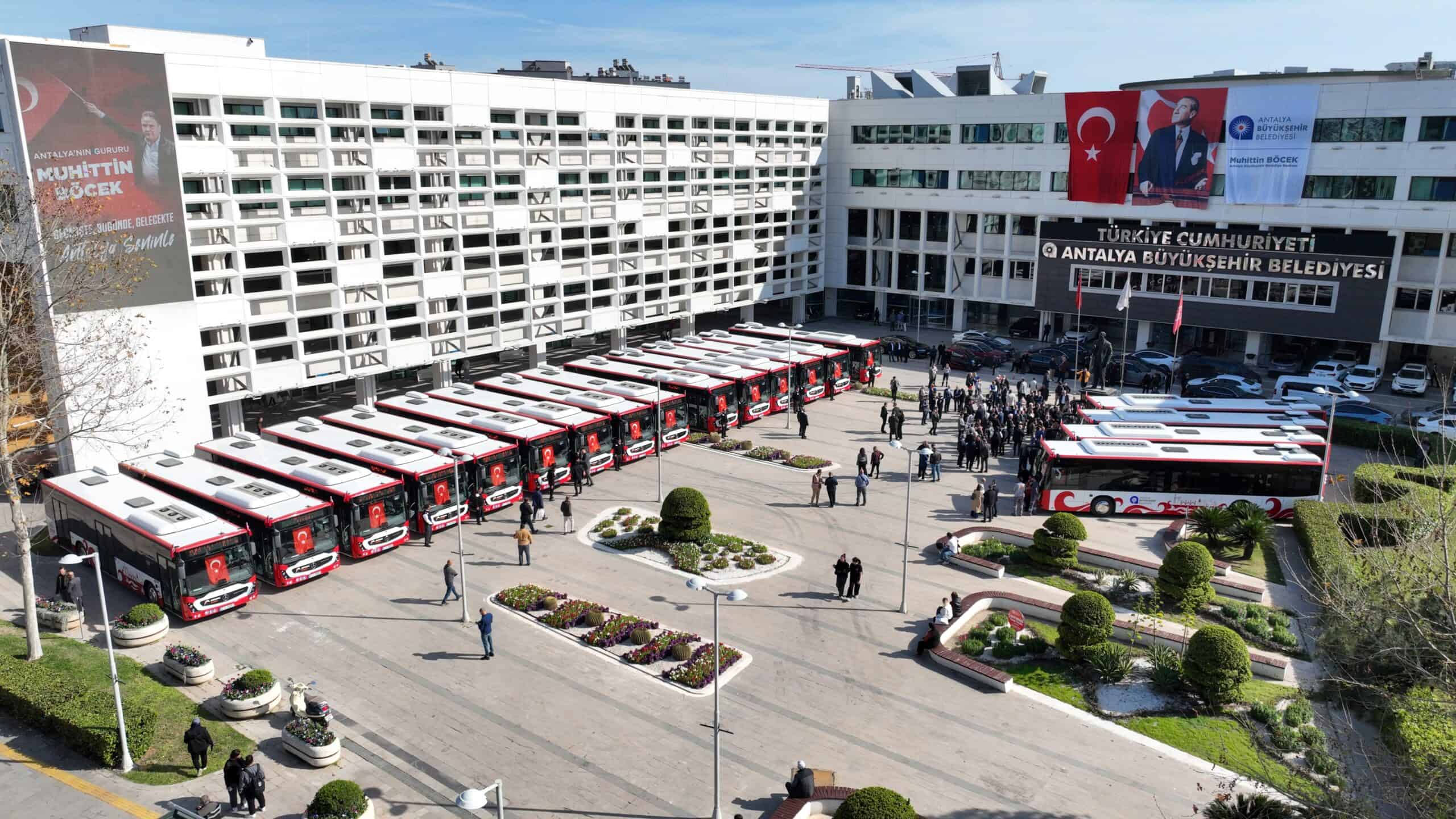 Antalya Büyükşehir Belediyesi 19 Yeni Kırmızı Otobüsü Toplu Ulaşım Filosuna Dahil Etti