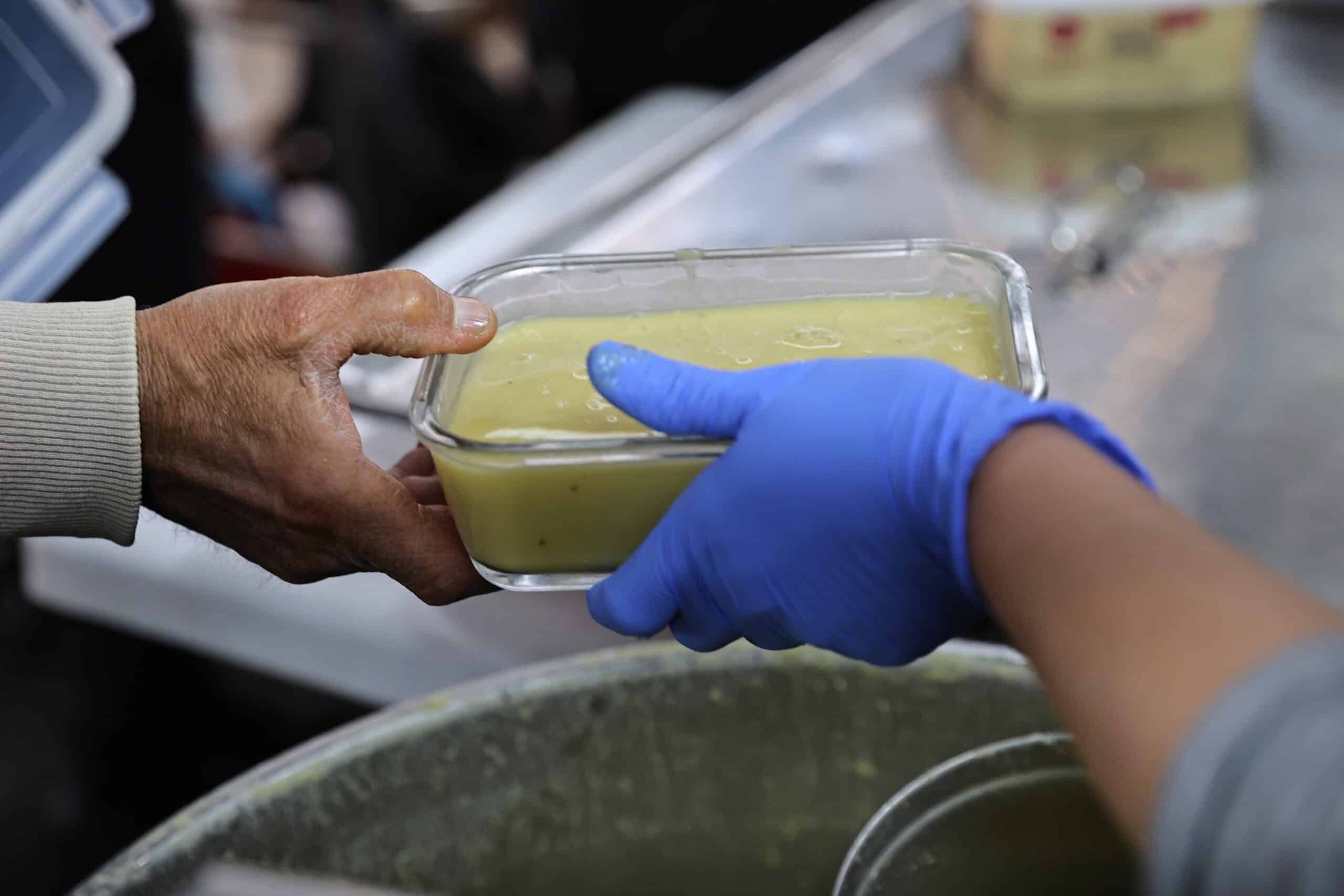 Antalya Büyükşehir Belediyesi Mobil Aşevi, Ramazan'da Mahallelerde Sıcak Yemek Sunuyor