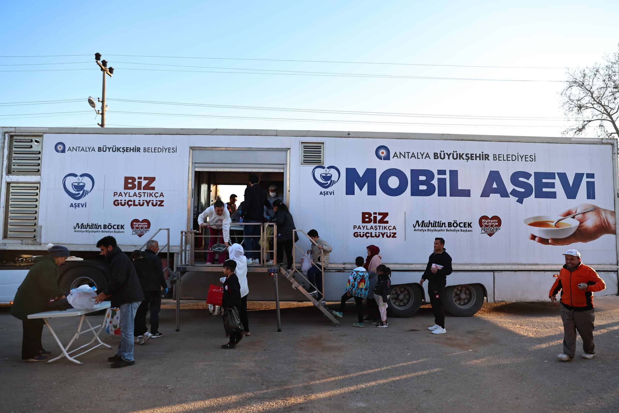 Antalya Büyükşehir Belediyesi Mobil Aşevi Ramazan’da Farklı Mahallelere Sıcak Yemek Dağıtıyor