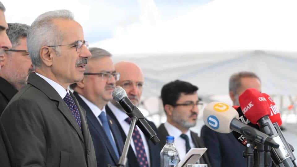 Ankara-İzmir Yüksek Hızlı Tren Projesi ile 11,5 Milyon Kişi Modern Demiryolu Seyahatine Kavuşacak