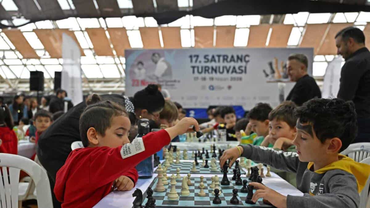 Antalya'da 23 Nisan Uluslararası Çocuk ve Uçurtma Festivali Etkinliklerle Başladı