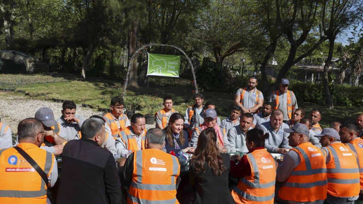 Başkan Vekili Özdemir, Atatürk Kültür Parkı Emekçileriyle Bir Araya Gelerek Teşekkürlerini Sundu