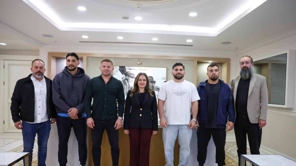 Başkan Vekili Büşra Özdemir, Antalya'nın başpehlivanlarına yeni sezon öncesi destek verdi