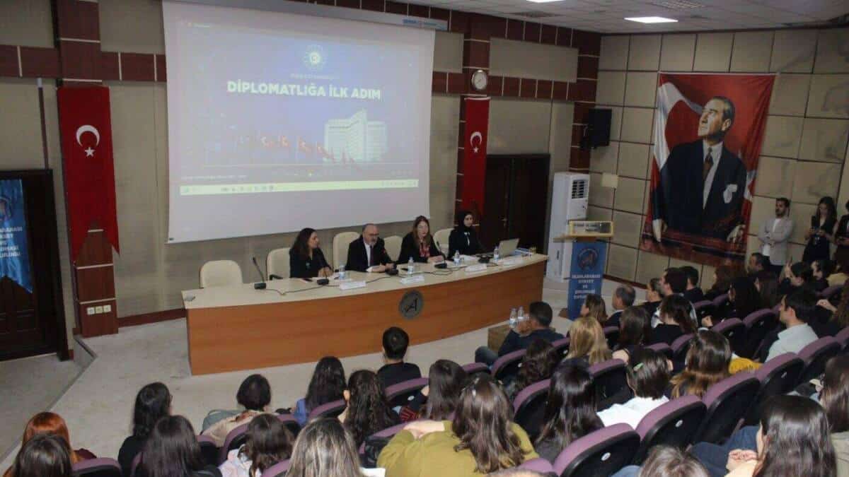 Büyükelçi Deha Erpek, Akdeniz Üniversitesi’nde Gençlerle Dışişleri Kariyerini Konuştu