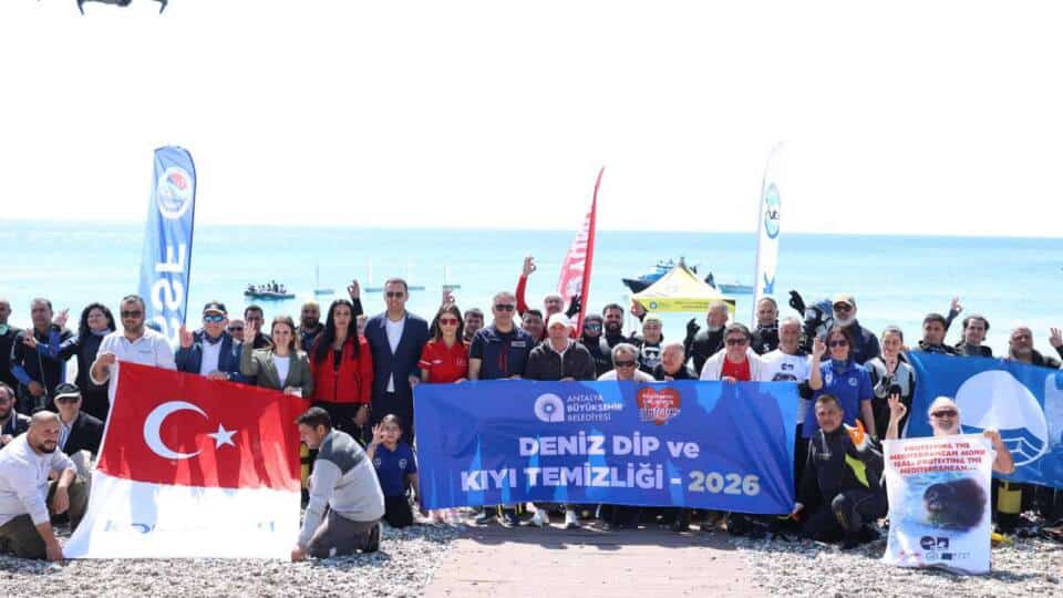 Antalya Büyükşehir Belediyesi, Sahil ve Deniz Temizliğiyle Farkındalık Yaratıyor