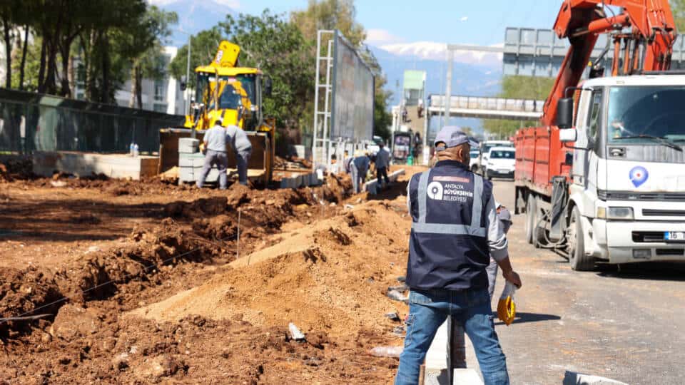 Antalya Büyükşehir Belediyesi İller Bankası Kavşağı ve Çevresinde Trafiği Rahatlatan Yeni Düzenlemeler Yapıyor