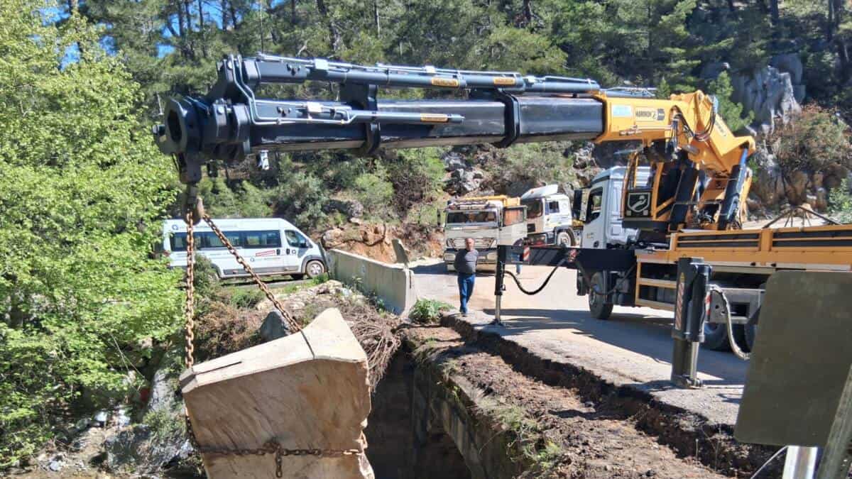 Antalya Büyükşehir, Demirtaş Vadisi grup yolunda yeni köprü çalışmalarına başladı