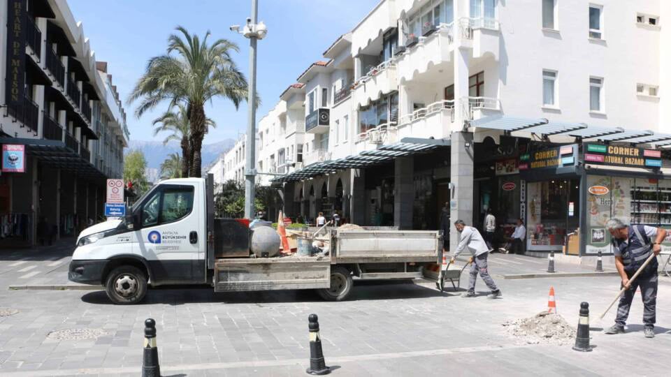Antalya Büyükşehir Belediyesi Ekipleri Kemer Liman Caddesi’nde Çalışmalar Gerçekleştiriyor