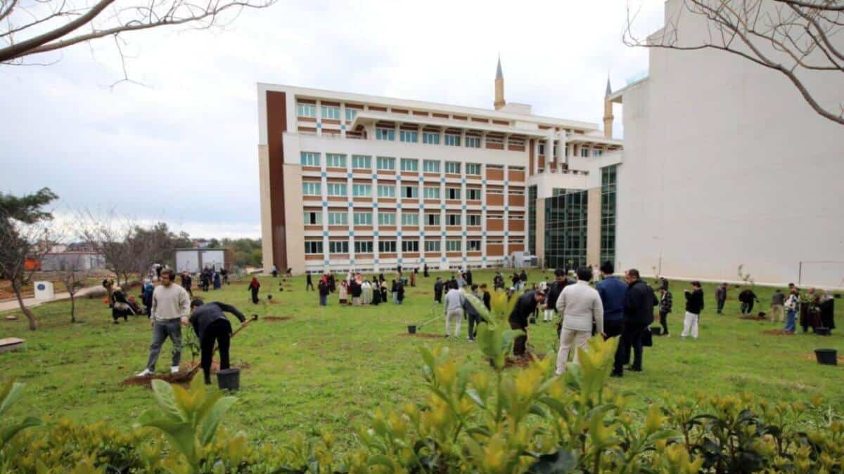 Akdeniz Üniversitesi'nde Son İki Yılda 5 Bin 403 Fidan Toprakla Buluştu
