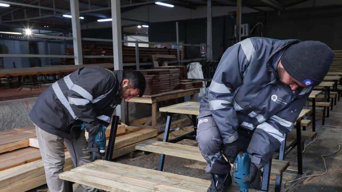 Antalya Büyükşehir Belediyesi, Kent Mobilyalarını Kendi Atölyelerinde Tasarrufla Üretiyor