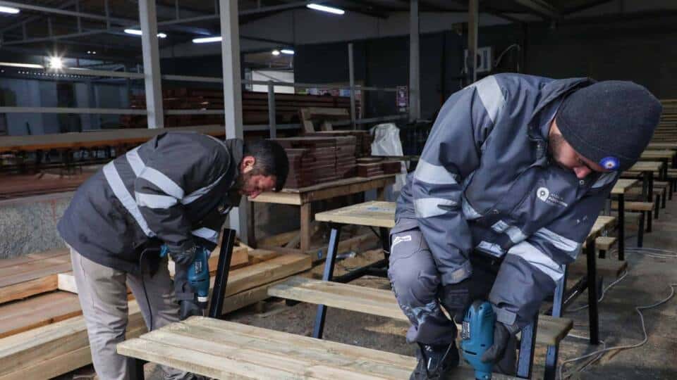Antalya Büyükşehir Belediyesi, Kent Mobilyalarını Kendi Atölyelerinde Tasarrufla Üretiyor