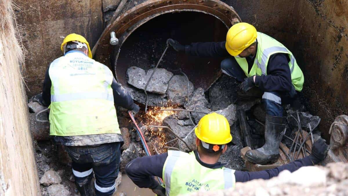 Muratpaşa'da 35 Yıllık Su Hattı Vanası Değiştirildi, Kesintisiz Su Temini Başladı