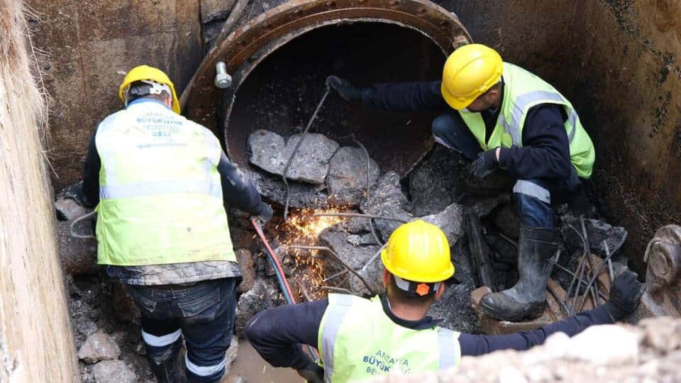 Muratpaşa'da 35 Yıllık Su Hattı Vanası Değiştirildi, Kesintisiz Su Temini Başladı