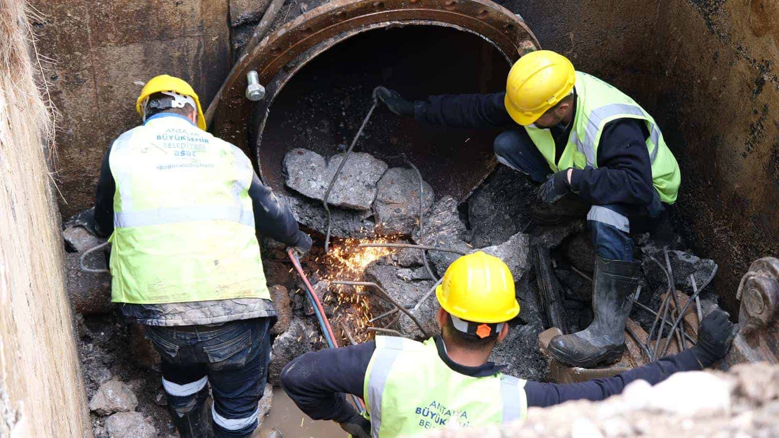 Muratpaşa'da 35 Yıllık Su Hattı Vanası Değiştirildi, Kesintisiz Su Temini Başladı