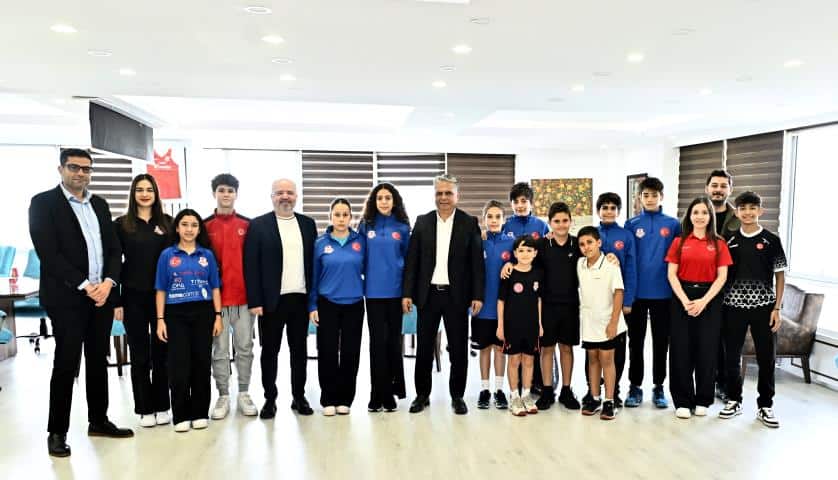 Muratpaşa Belediyespor’un Buz Hokeyi, Okçuluk ve Squash Sporcuları Başkan Ümit Uysal’ı Ziyaret Etti